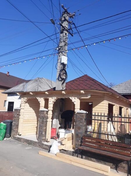 Un maramuresean si a construit casa in jurul unui stalp de electricitate