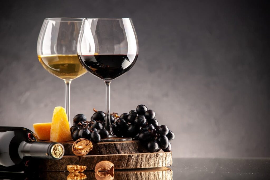 Care sunt beneficiile consumului moderat de vin rosu si alb?