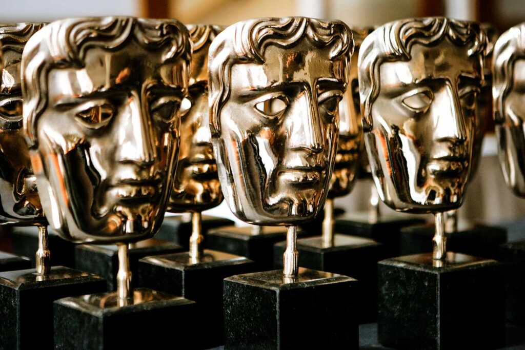 Premiile BAFTA 2024: Lista câștigătorilor bafta awards 2024 statue