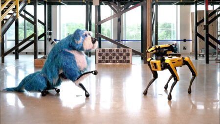 Câinele robot, Spot al Boston Dynamics, costumat în Sparkles, dansează alături de un alt Spot fără costum 14521452