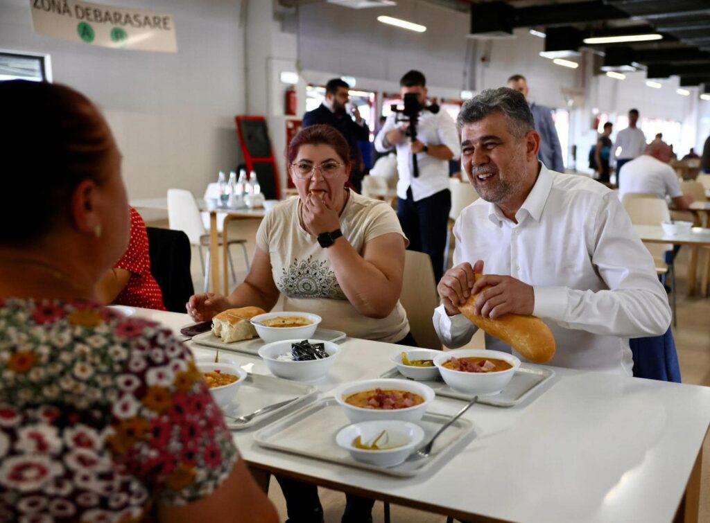 Premierul în campanie electorală. Ciolacu a mâncat fasole cu ciolan la cantina unei fabrici din Baia Mare