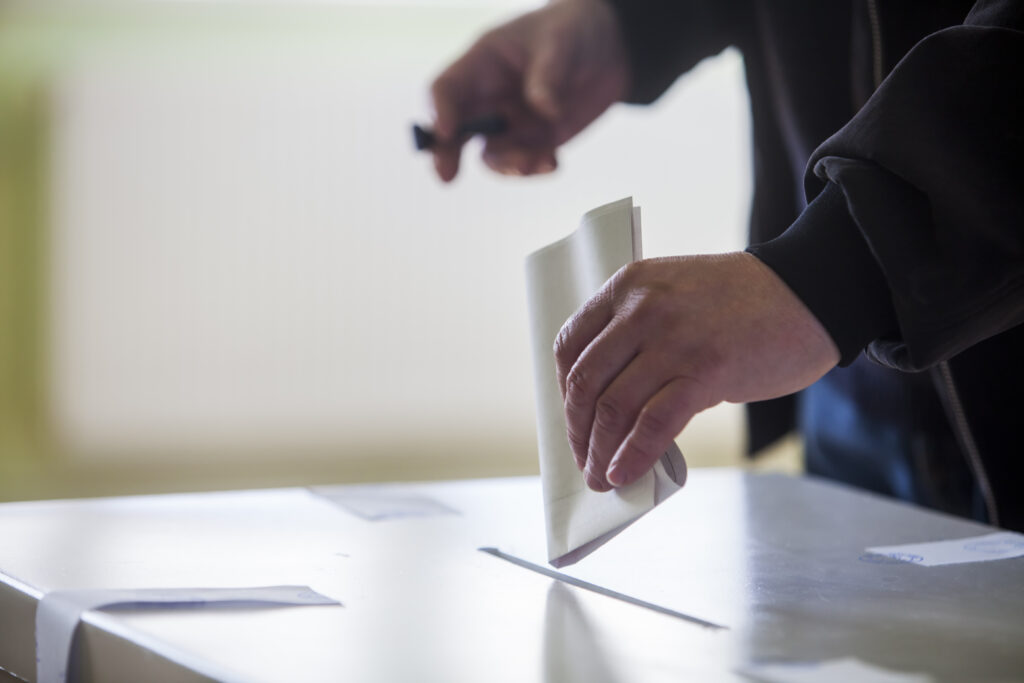 MAE a început distribuirea materialelor pentru secţiile de votare din străinătate