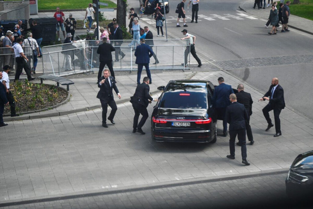 Furia şi anxietatea „domnesc” în Slovacia după atacul asupra lui Fico. Liderul Opoziţiei, ameninţat