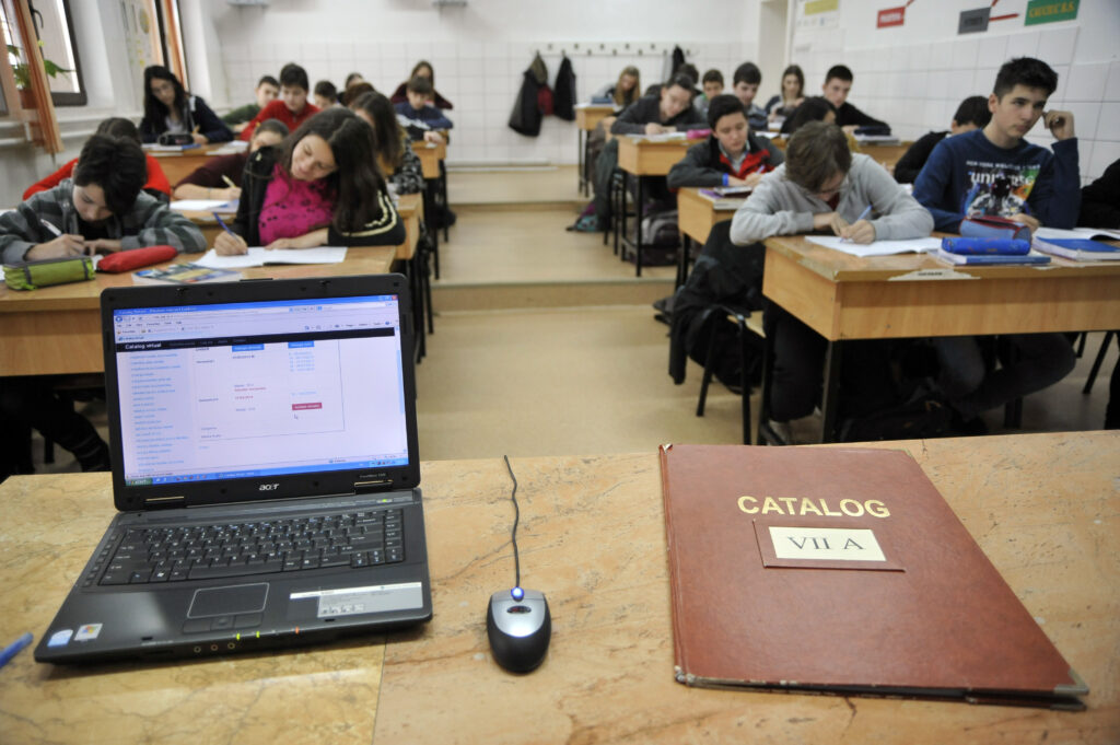 Care este topul domeniilor care angajează studenţi şi elevi pe timpul verii: retailul, industria alimentară, serviciile, call center şi turismul au scos cele mai multe joburi pentru candidaţii fără experienţă