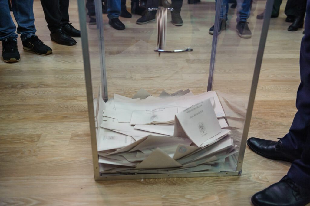 Alegeri azi în două comune din România, unde primii doi candidaţi au avut acelaşi număr de voturi