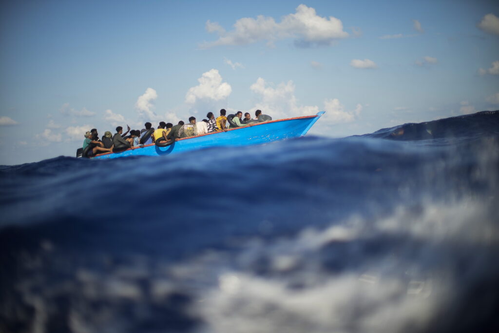 Paza de coastă din Italia a recuperat încă 12 cadavre de migranţi după ce o barcă s-a scufundat