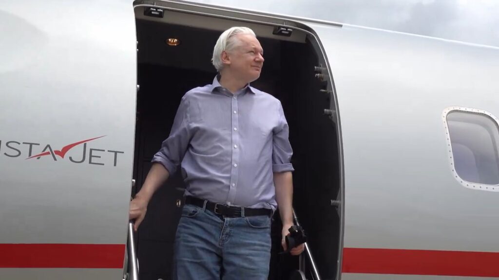 Fondatorul WikiLeaks, Julian Assange, liber după un acord cu SUA. Jurnalistul se întoarce în Australia