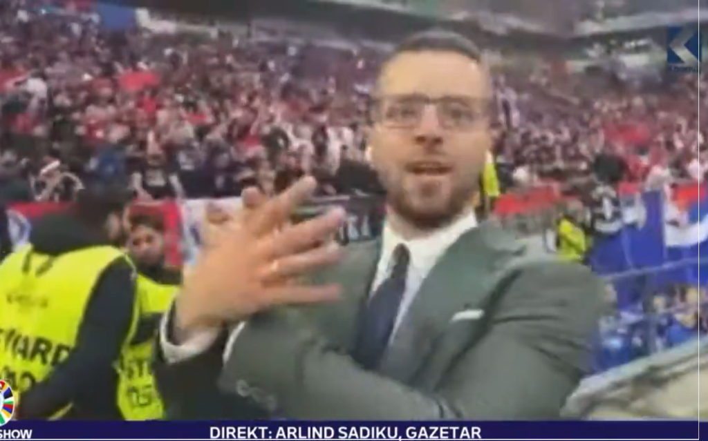 Un jurnalist kosovar îşi pierde acreditările la Euro 2024 după ce a imitat vulturul albanez, iar federaţia din Serbia a fost amendată