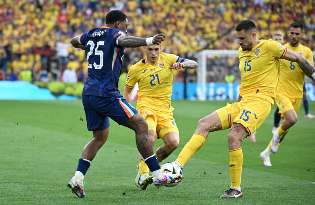 EURO 2024: ROMÂNIA – OLANDA 0-3, în optimile de finală. Tricolorii, eliminaţi: au început în forţă, dar batavii au pus stăpâne pe joc şi au punctat / Dumfries i-a produs comoţie lui Mogoş şi i-a spart capul lui Ianis / În tribune, mareea galbenă a dominat vizual şi sonor